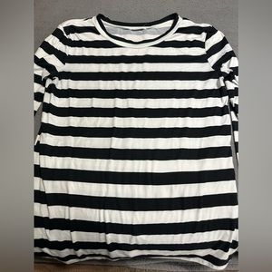 Size large. Long sleeve from local boutique.